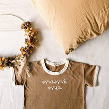 Cargar imagen en el visor de la galería, La tribu de mami camisetas Camiseta Mamá, mía Organic
