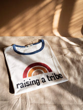 Cargar imagen en el visor de la galería, La tribu de mami camisetas Camiseta Raising a Tribe
